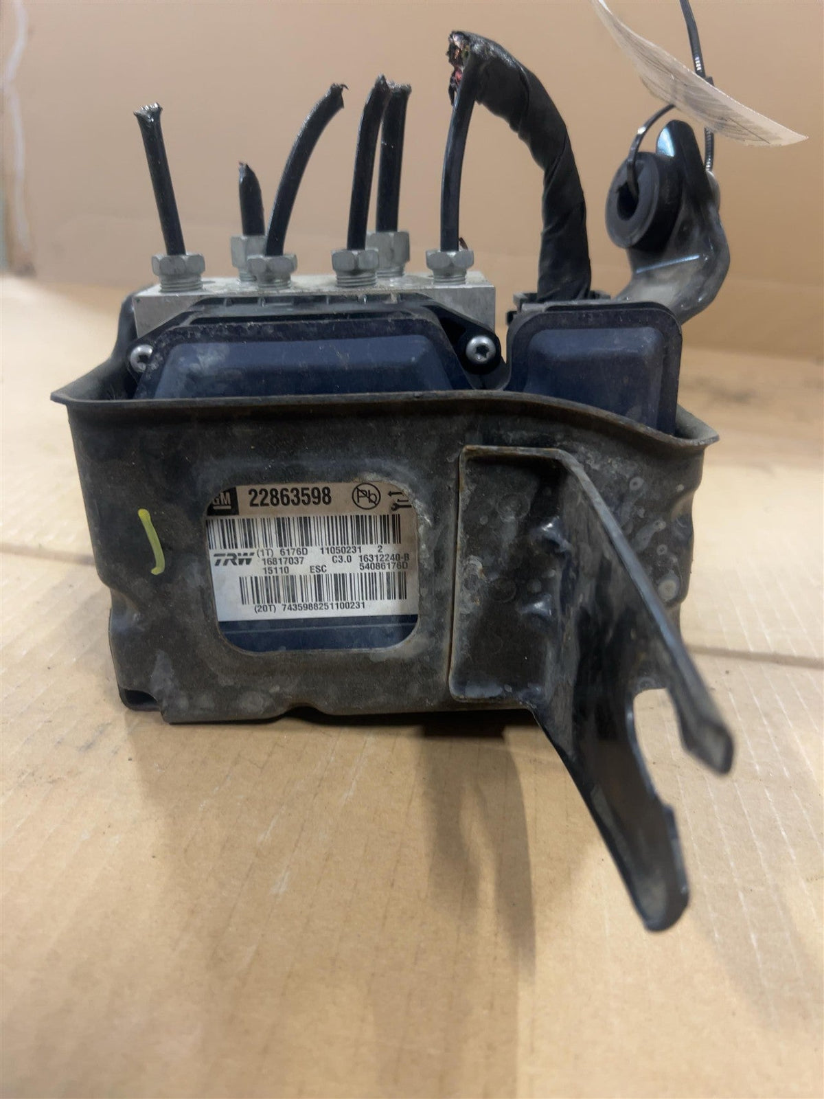 ABS Pump Module from a 2015 Chevrolet Malibu, photo 1