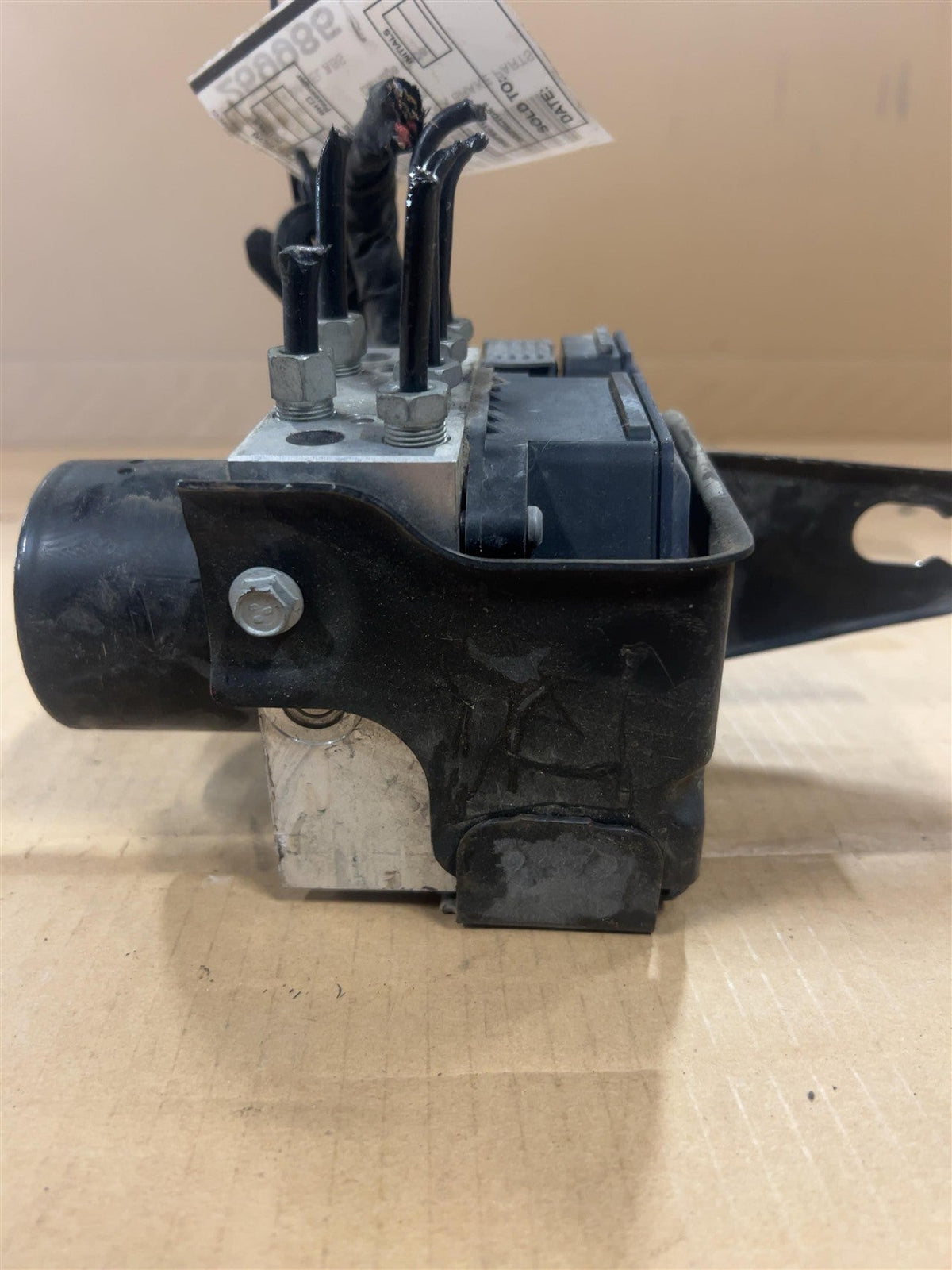 ABS Pump Module from a 2015 Chevrolet Malibu, photo 2