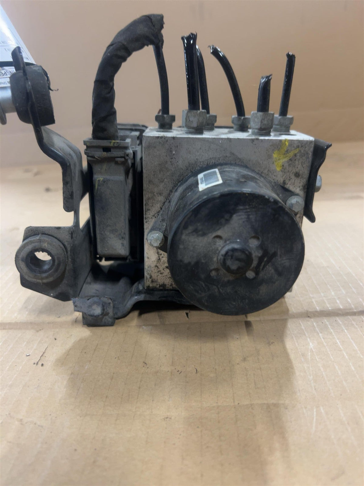 ABS Pump Module from a 2015 Chevrolet Malibu, photo 3