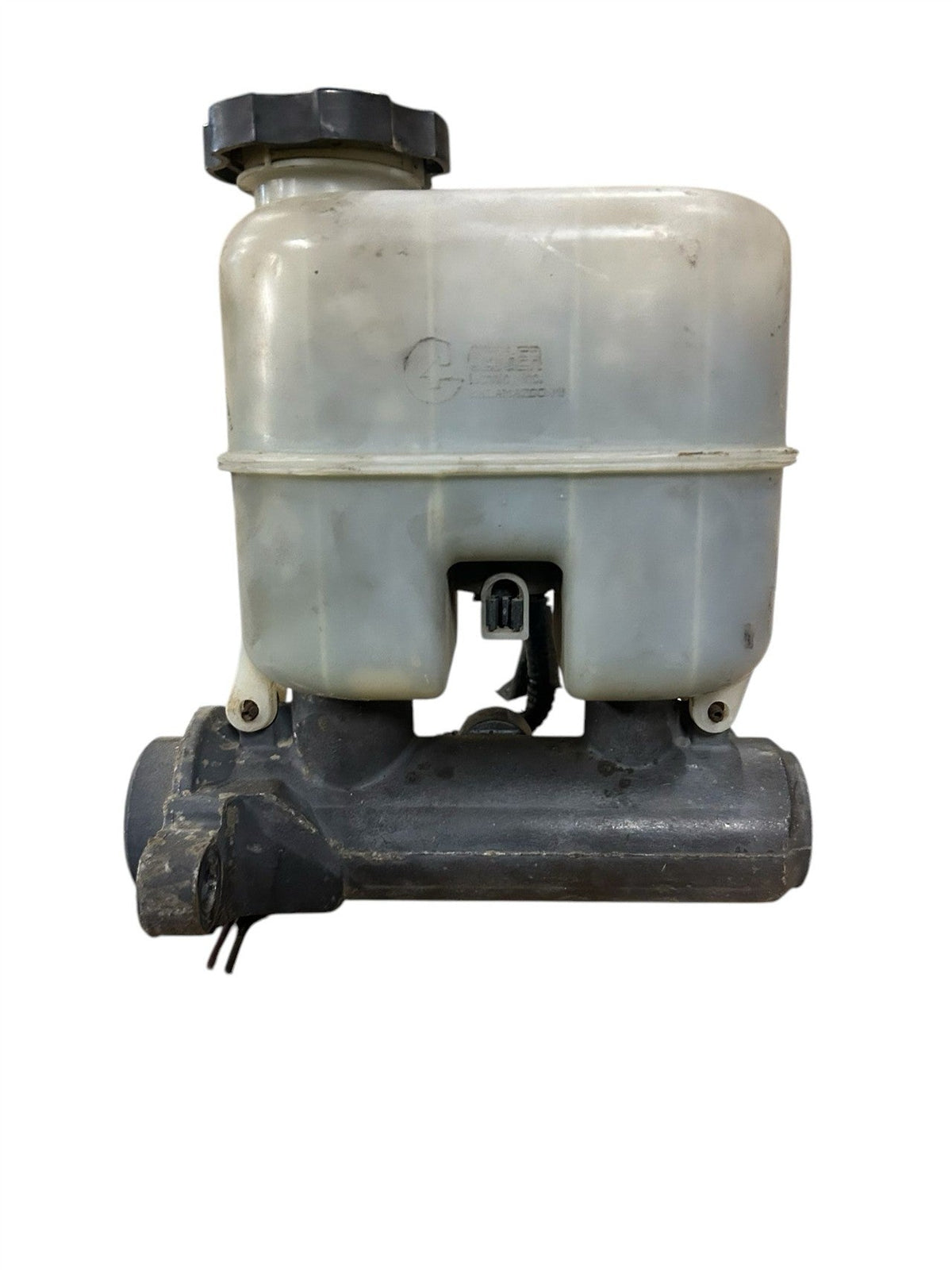 Brake Master Cylinder from a 2002 GMC Sierra 1500, photo 1
