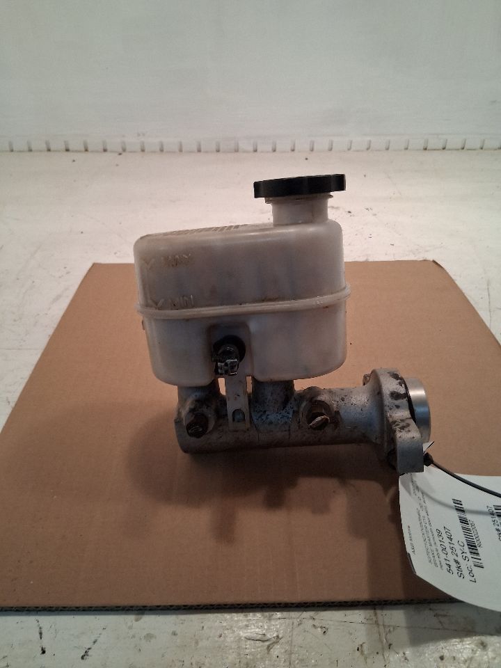 Brake Master Cylinder from a 2007 GMC Sierra 1500, photo 1