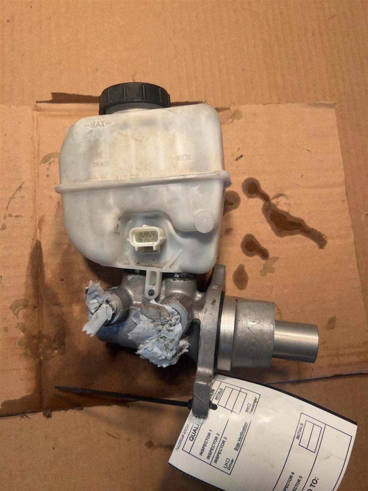 Brake Master Cylinder from a 2015 Chevrolet Malibu, photo 2