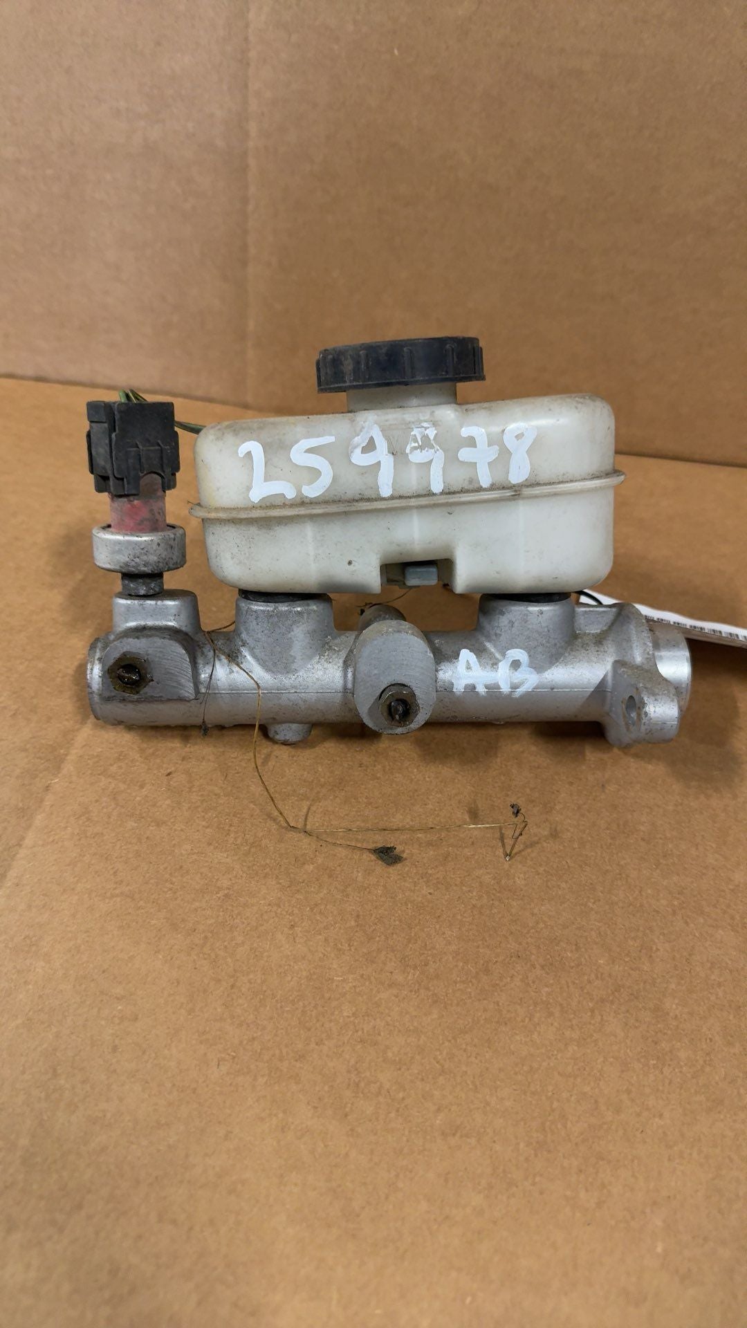 Brake Master Cylinder from a 1999 Mercury Mountaineer, photo 1