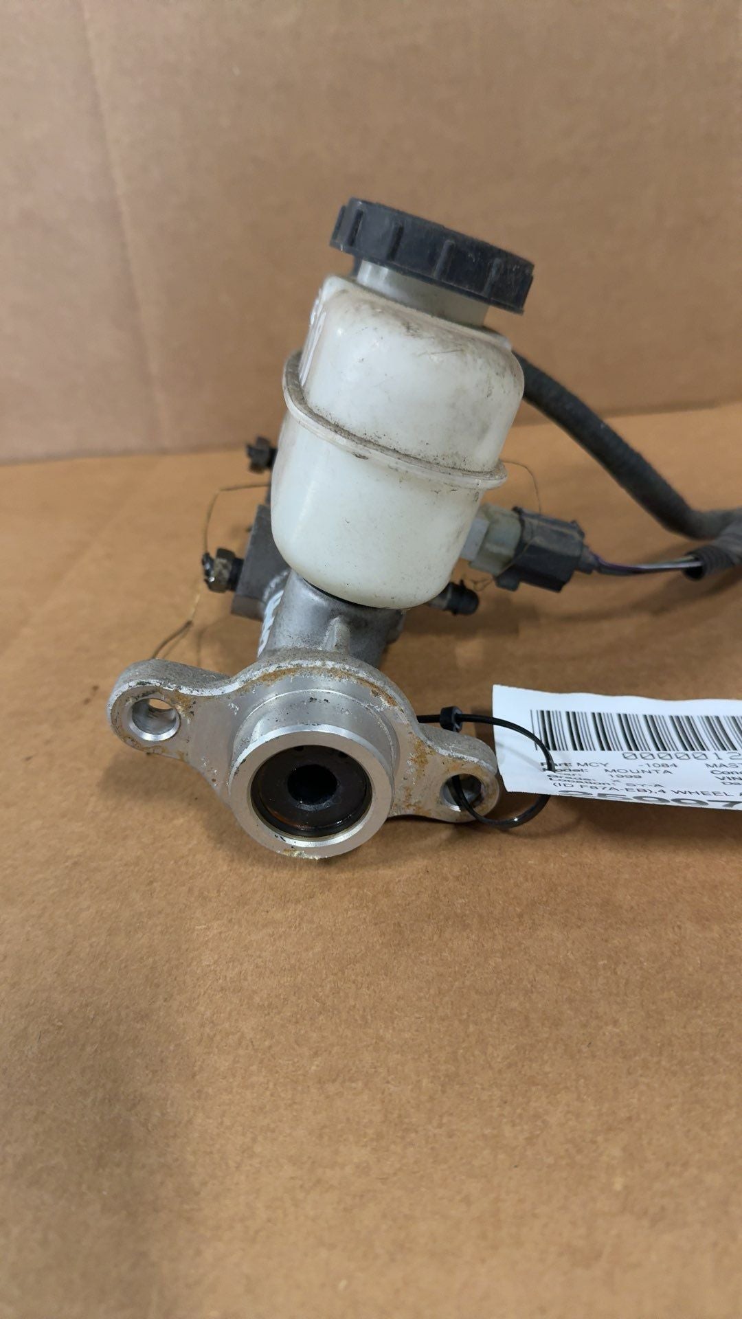 Brake Master Cylinder from a 1999 Mercury Mountaineer, photo 2