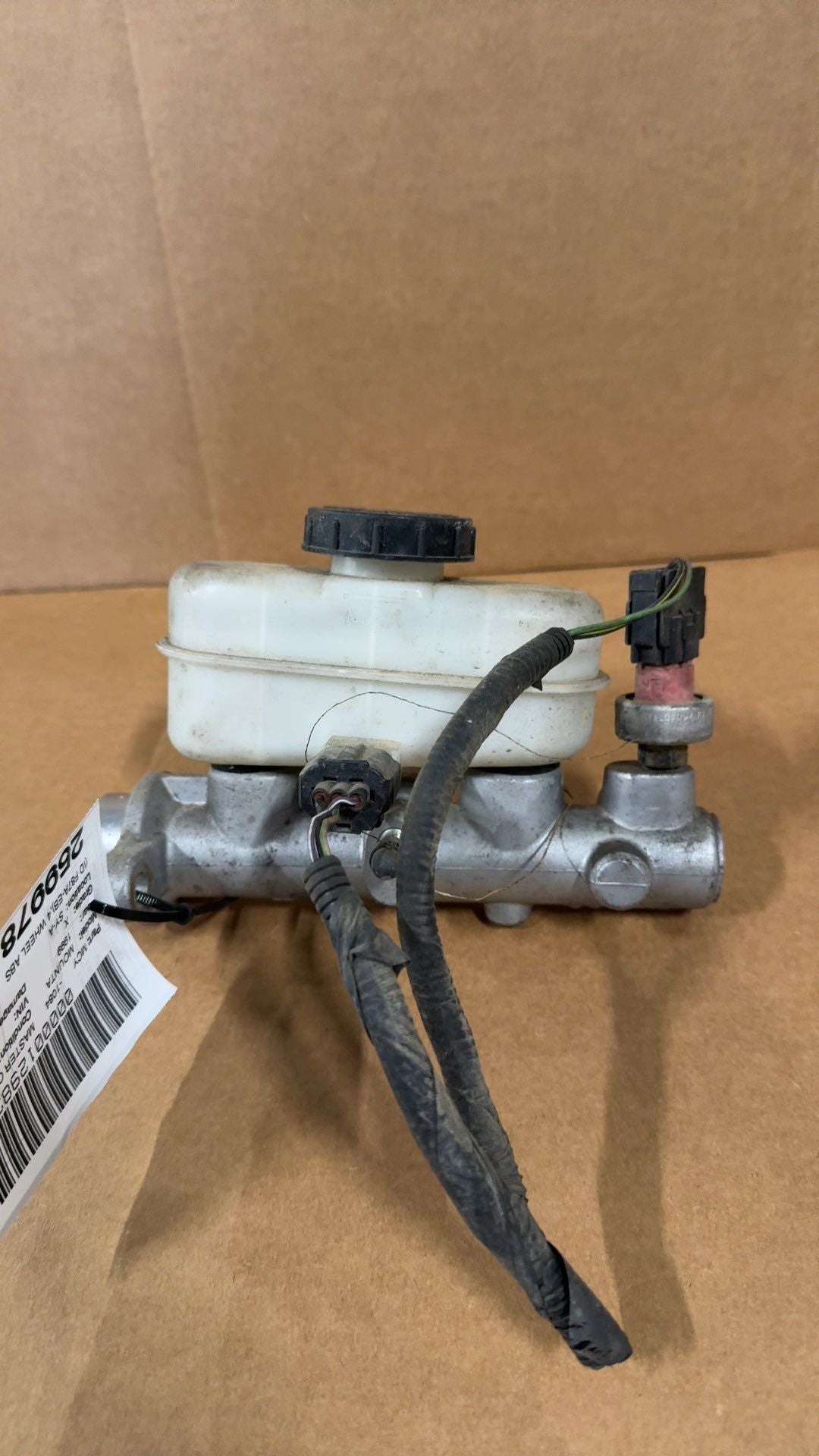 Brake Master Cylinder from a 1999 Mercury Mountaineer, photo 3