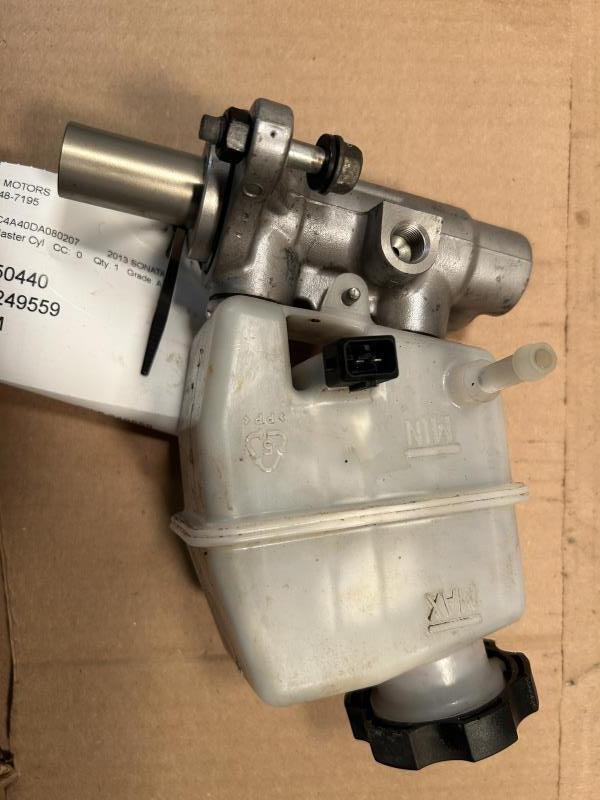 Brake Master Cylinder from a 2013 Hyundai Sonata, photo 1