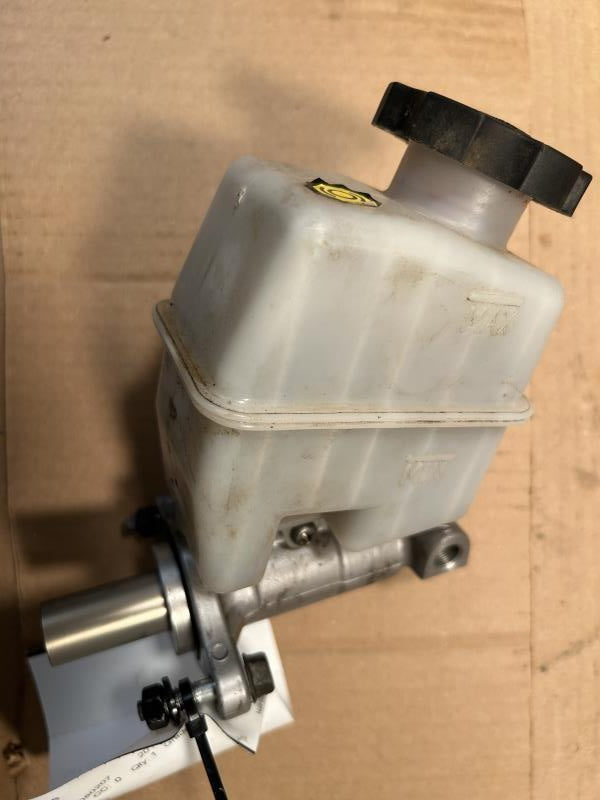 Brake Master Cylinder from a 2013 Hyundai Sonata, photo 2