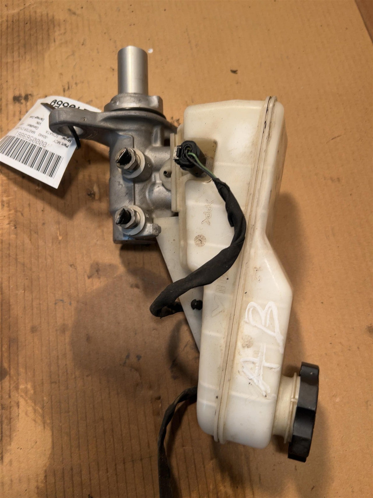 Brake Master Cylinder from a 2013 Hyundai Sonata, photo 3