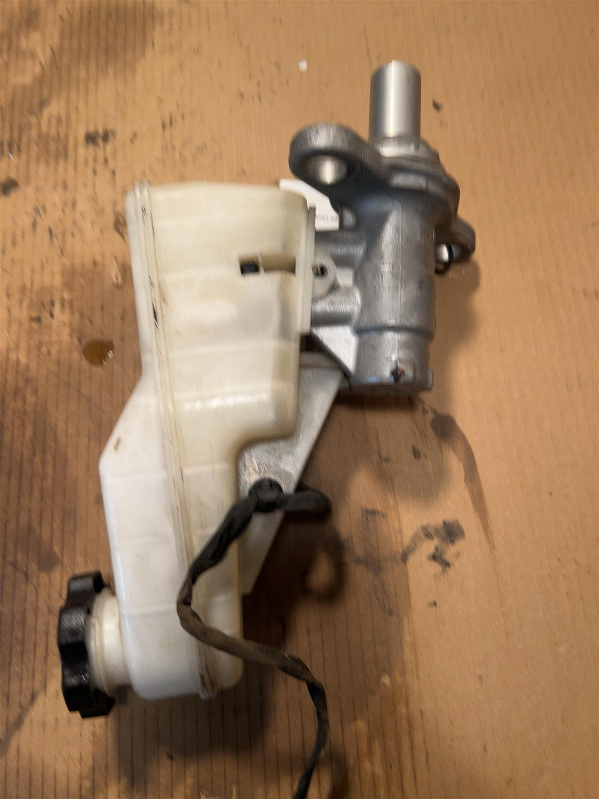 Brake Master Cylinder from a 2013 Hyundai Sonata, photo 5