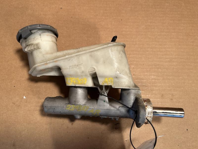 Brake Master Cylinder from a 2004 Honda Accord, photo 1