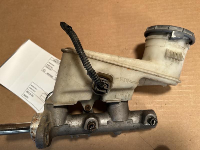 Brake Master Cylinder from a 2004 Honda Accord, photo 2