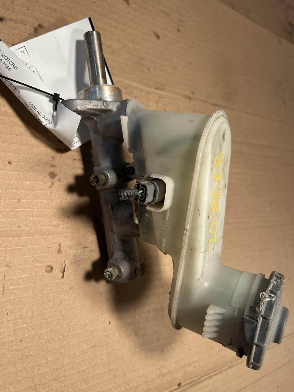 Brake Master Cylinder from a 2005 Honda Accord, photo 1