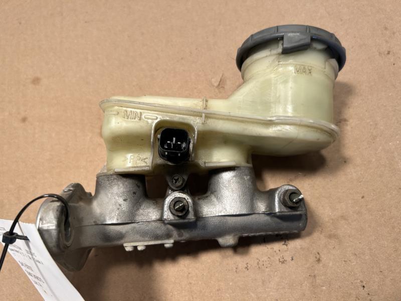 Brake Master Cylinder from a 2002 Honda Civic, photo 2