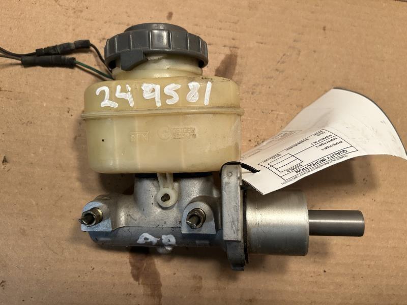 Brake Master Cylinder from a 2000 Honda Odyssey, photo 1