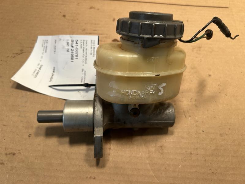 Brake Master Cylinder from a 2000 Honda Odyssey, photo 2
