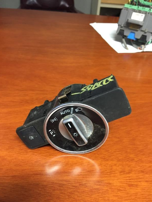 Headlight Switch from a 2016 Mercedes-Benz GLE-Class, photo 1