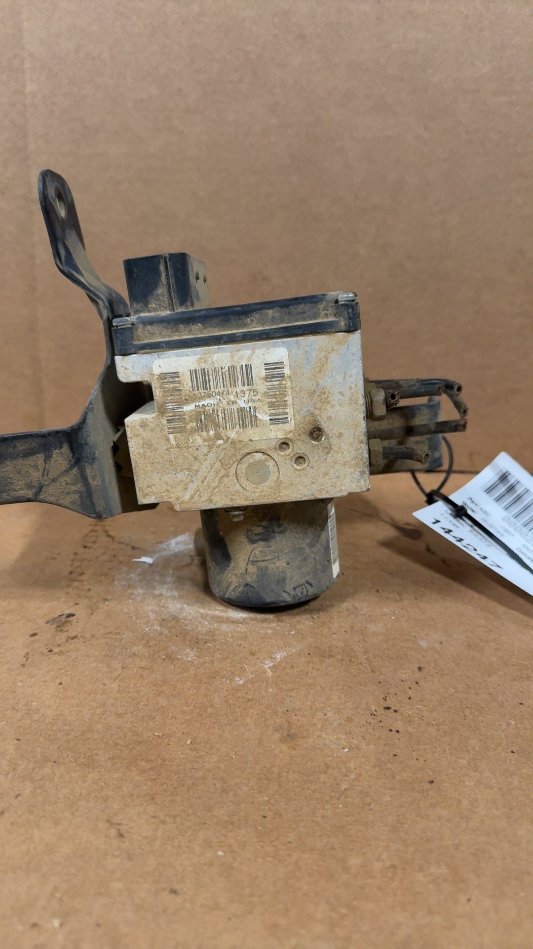 ABS Pump Module from a 2005 Ford Mustang, photo 2