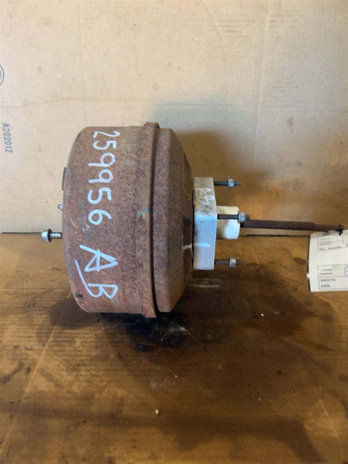 Power Brake Booster from a 2000 Ford F-250 Super Duty, photo 2