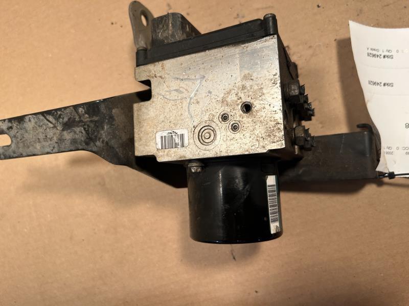 ABS Pump Module from a 2006 Ford Mustang, photo 3