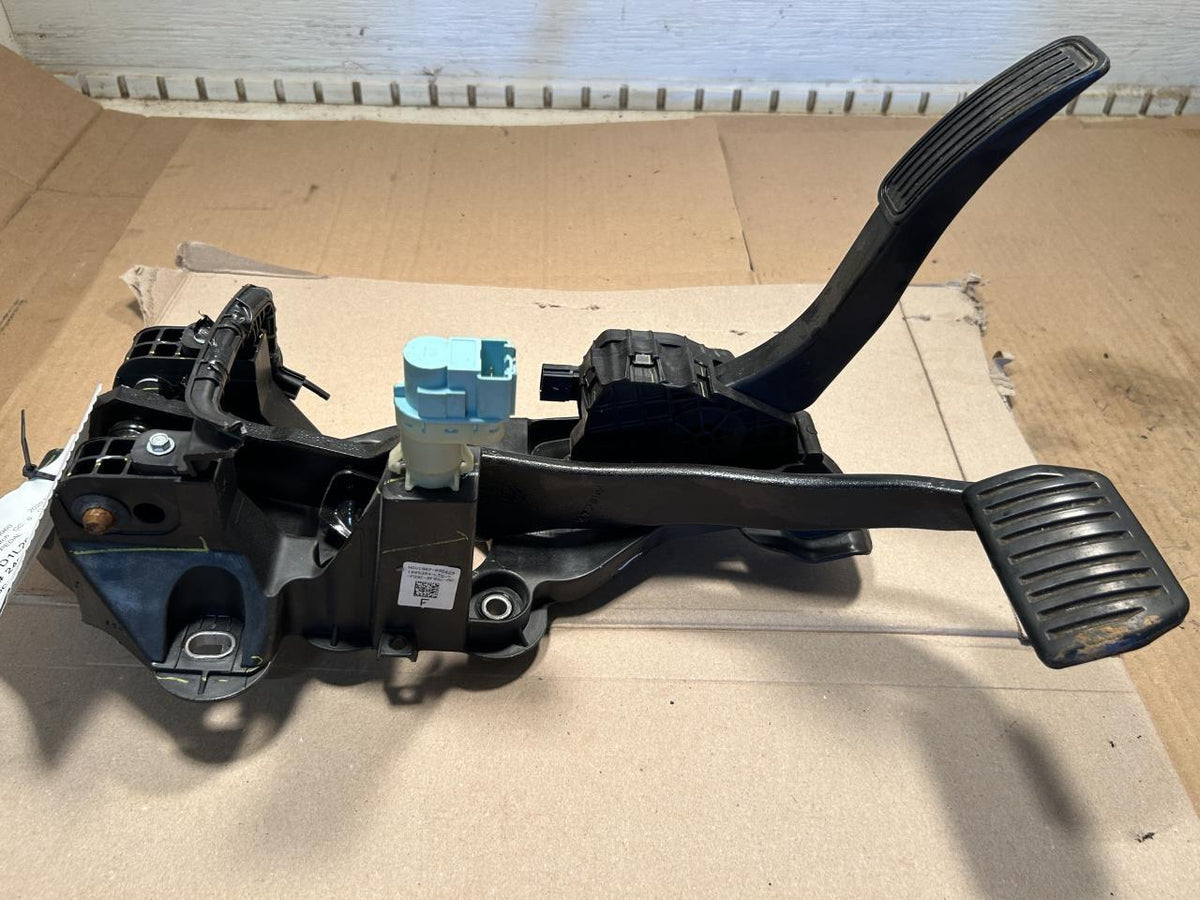 Gas and Brake Pedal Set from a 2020 Ford Fusion, photo 2