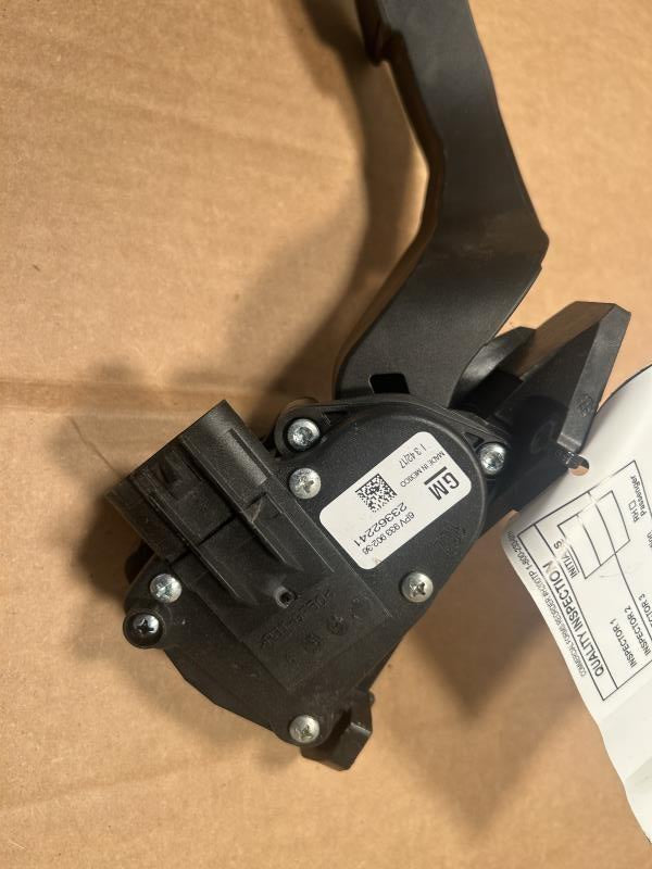 Brake / Clutch Pedal from a 2018 GMC Sierra 1500, photo 2