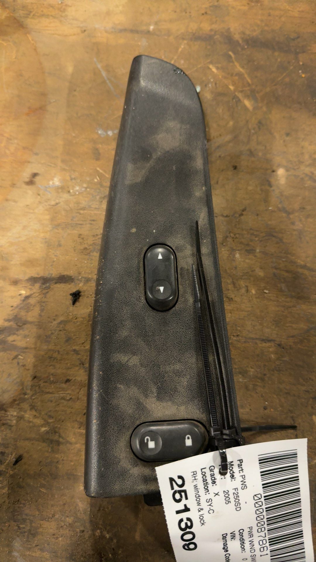 Window Switch from a 2005 Ford F-250 Super Duty, right side, photo 1