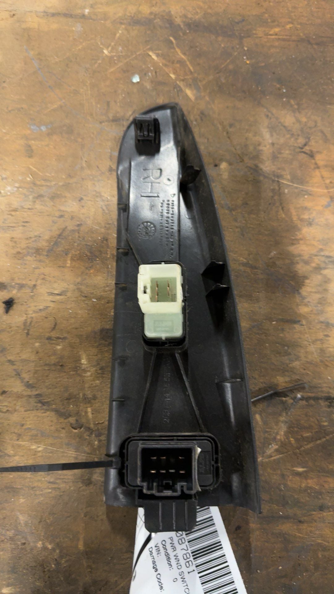 Window Switch from a 2005 Ford F-250 Super Duty, right side, photo 2