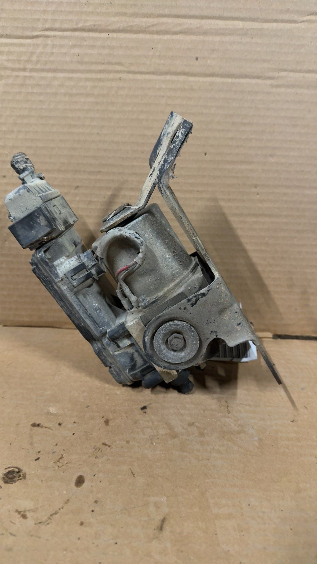 ABS Pump Module from a 2002 Lincoln Navigator, photo 3