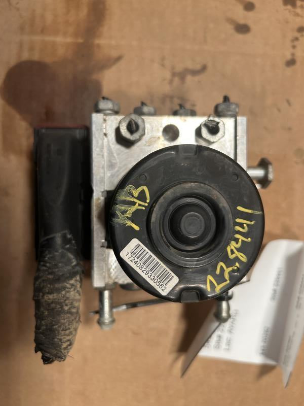 ABS Pump Module from a 2007 Pontiac, photo 2