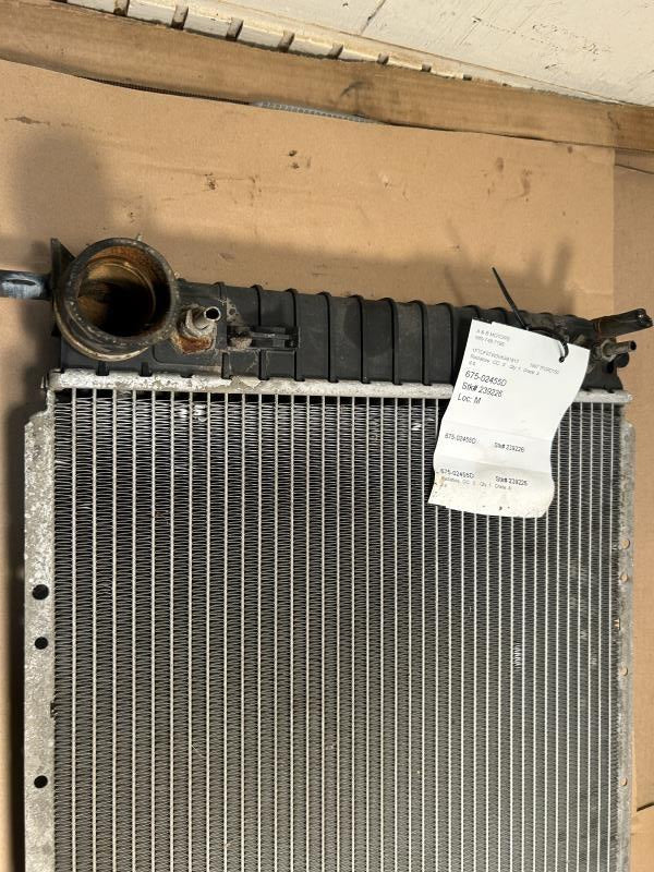 Radiator from a 1997 Ford F-150, photo 2