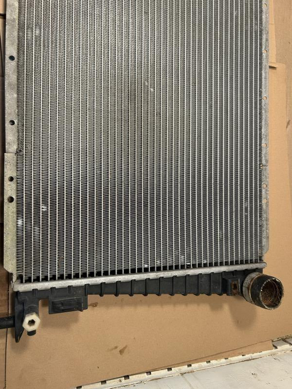Radiator from a 1997 Ford F-150, photo 3