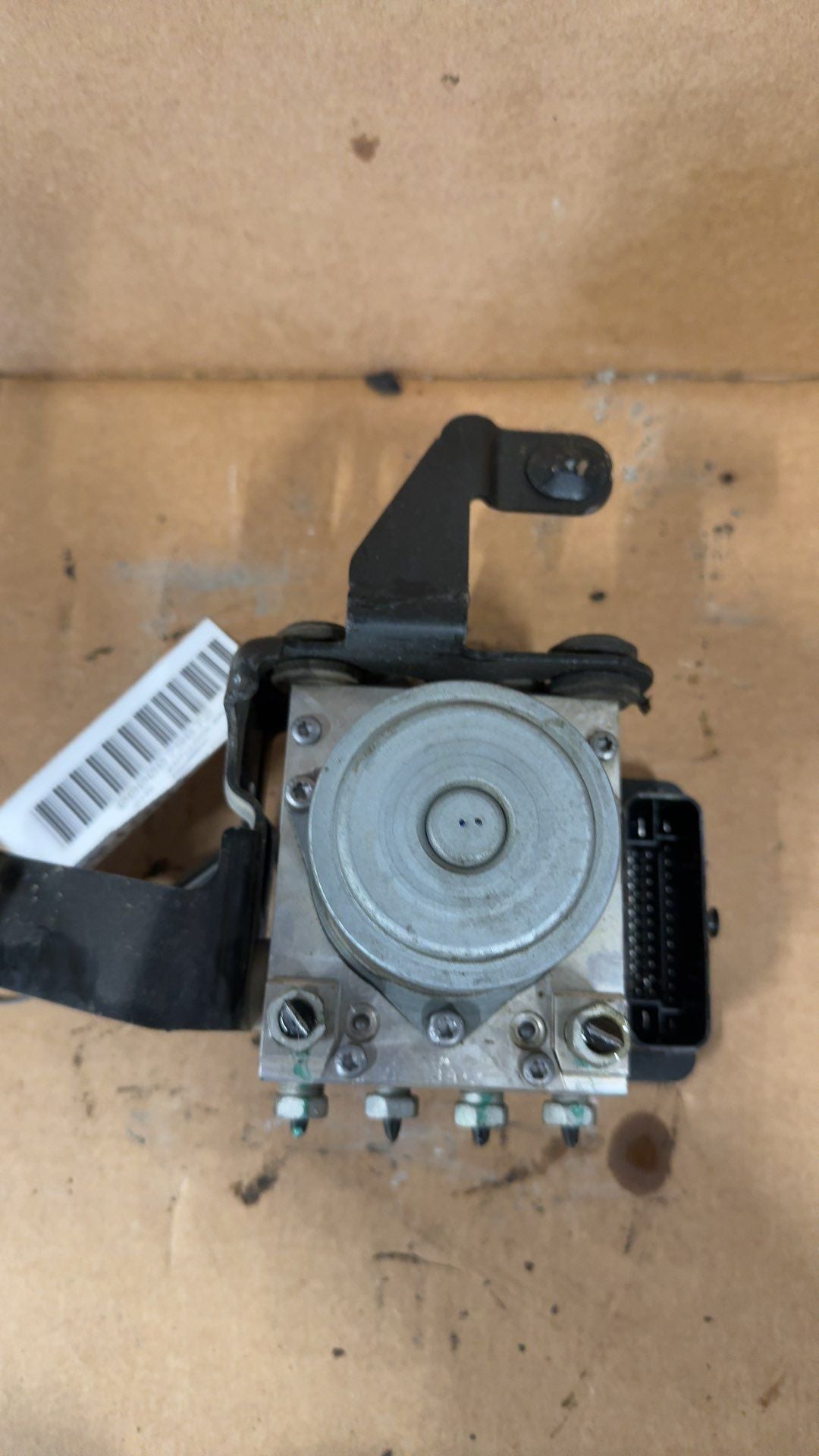ABS Pump Module from a 2015 Buick Regal, photo 2