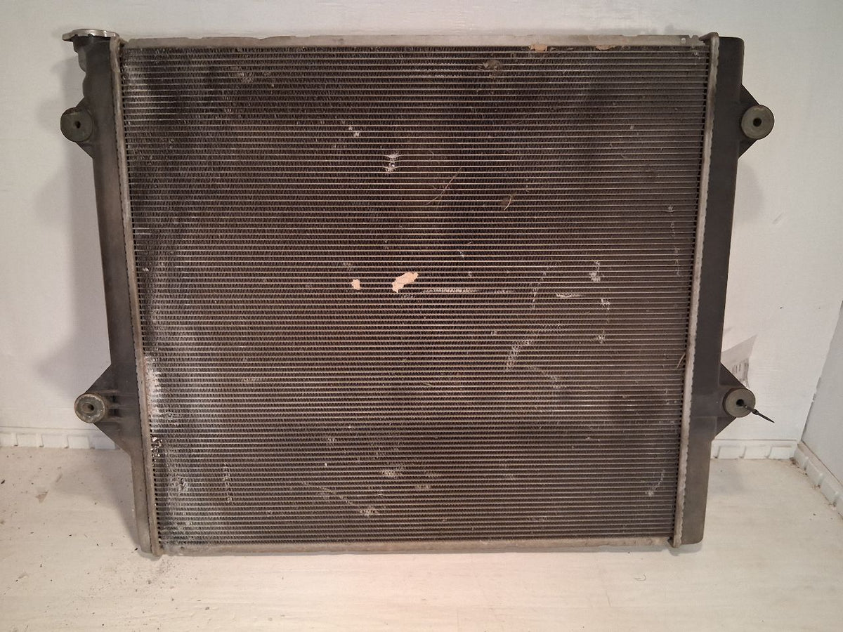 Radiator from a 2004 Toyota 4Runner, photo 2