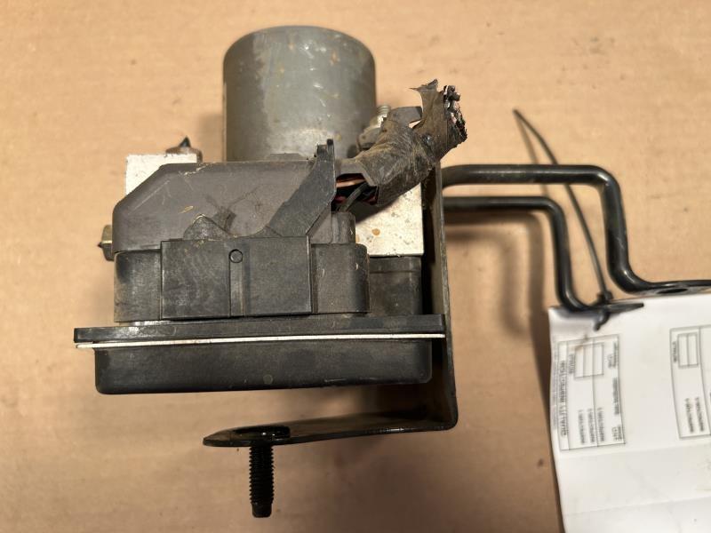 ABS Pump Module from a 2005 Ford Freestyle, photo 1