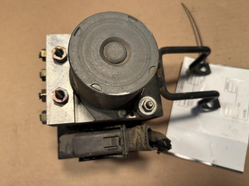 ABS Pump Module from a 2005 Ford Freestyle, photo 2