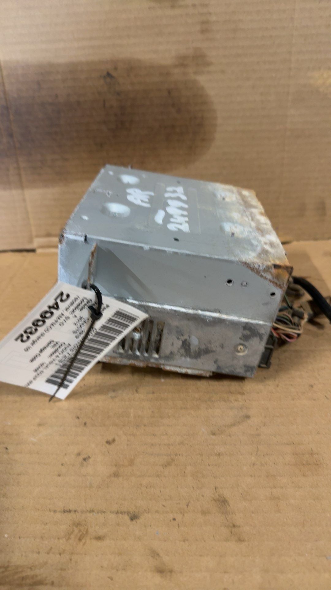 Radio Receiver from a 2012 Cadillac CTS, photo 3