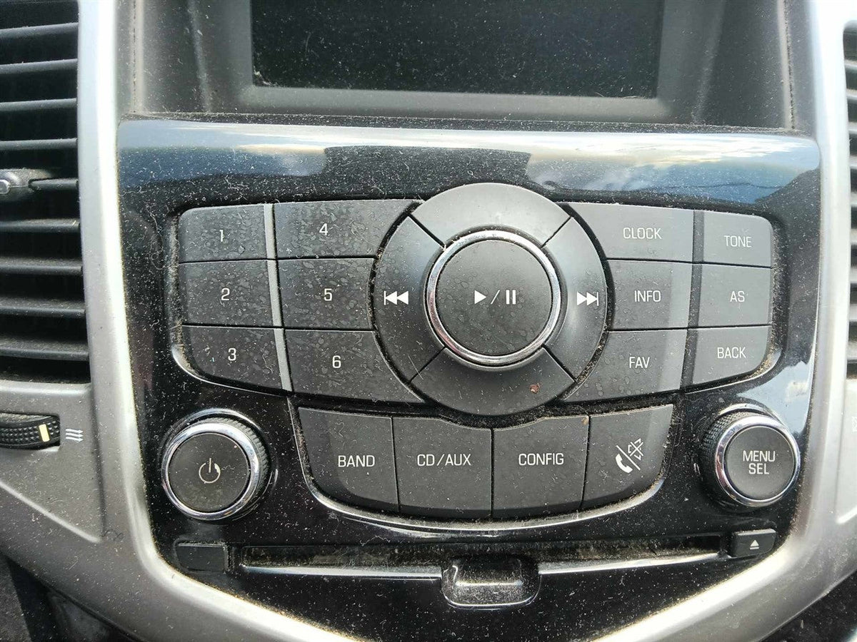 Radio Control Panel from a 2012 Chevrolet Cruze, photo 1