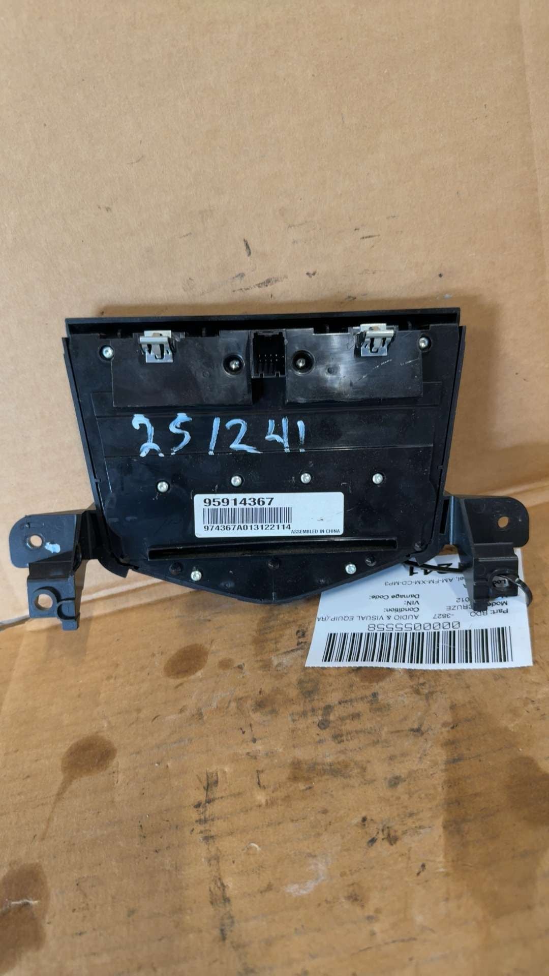 Radio Control Panel from a 2012 Chevrolet Cruze, photo 3