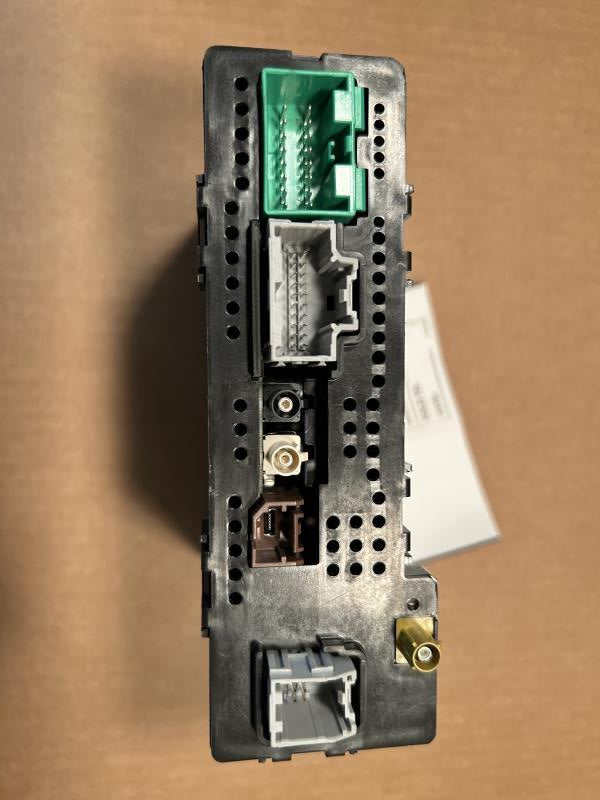 Radio Receiver from a 2017 Chevrolet Silverado 1500, photo 2