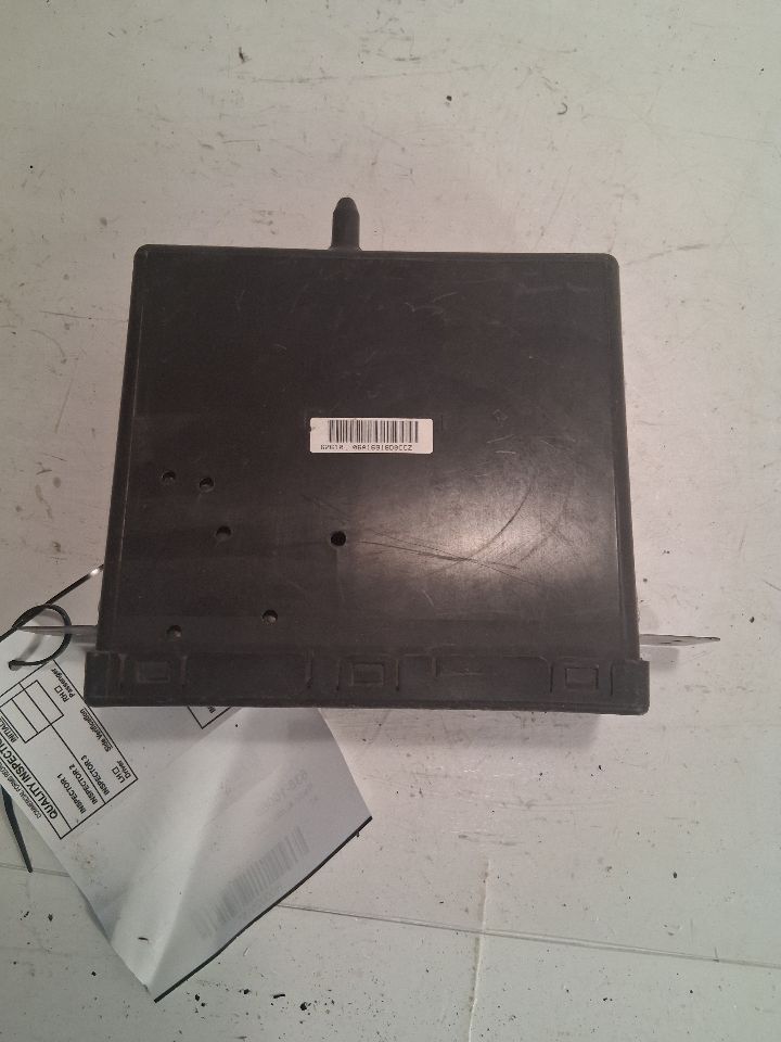 Radio Receiver from a 2017 Chevrolet Silverado 1500, photo 5