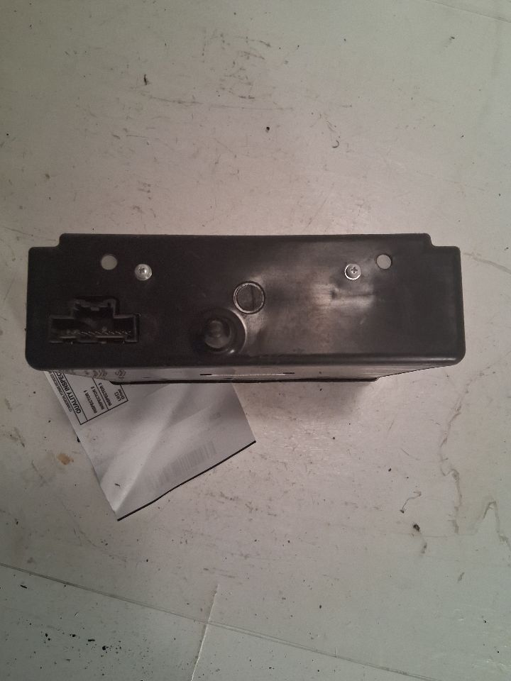 Radio Receiver from a 2017 Chevrolet Silverado 1500, photo 7