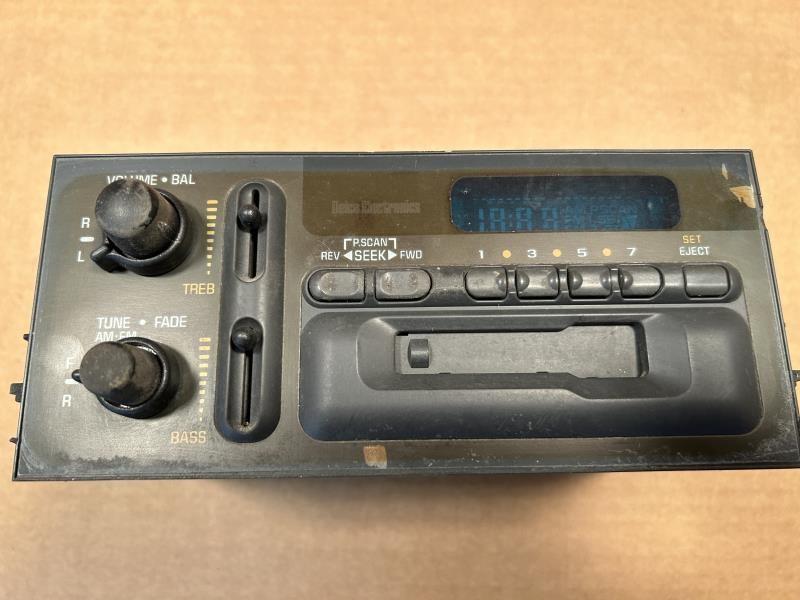 Radio Receiver from a 1999 Chevrolet Suburban 1500, photo 1
