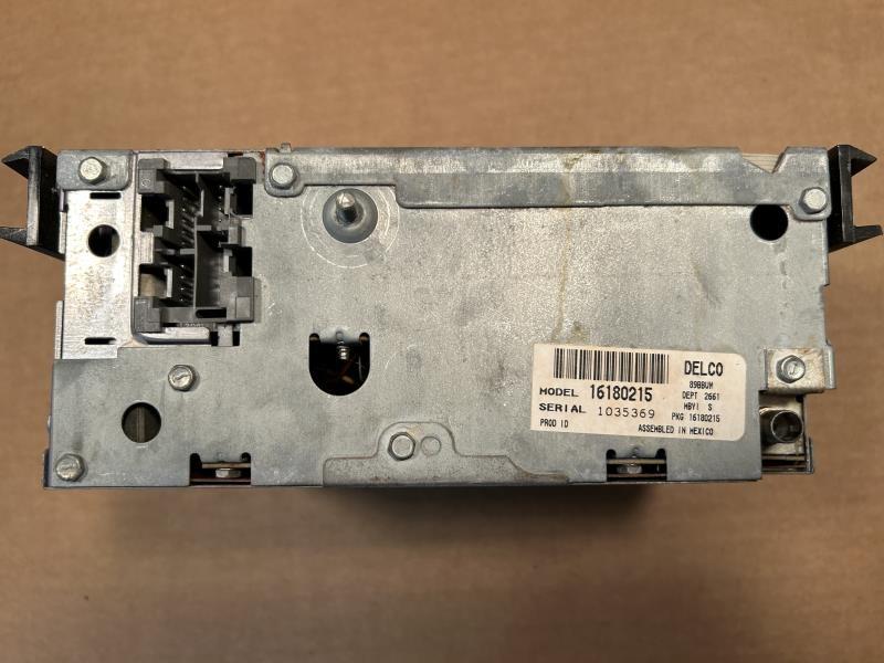 Radio Receiver from a 1999 Chevrolet Suburban 1500, photo 2