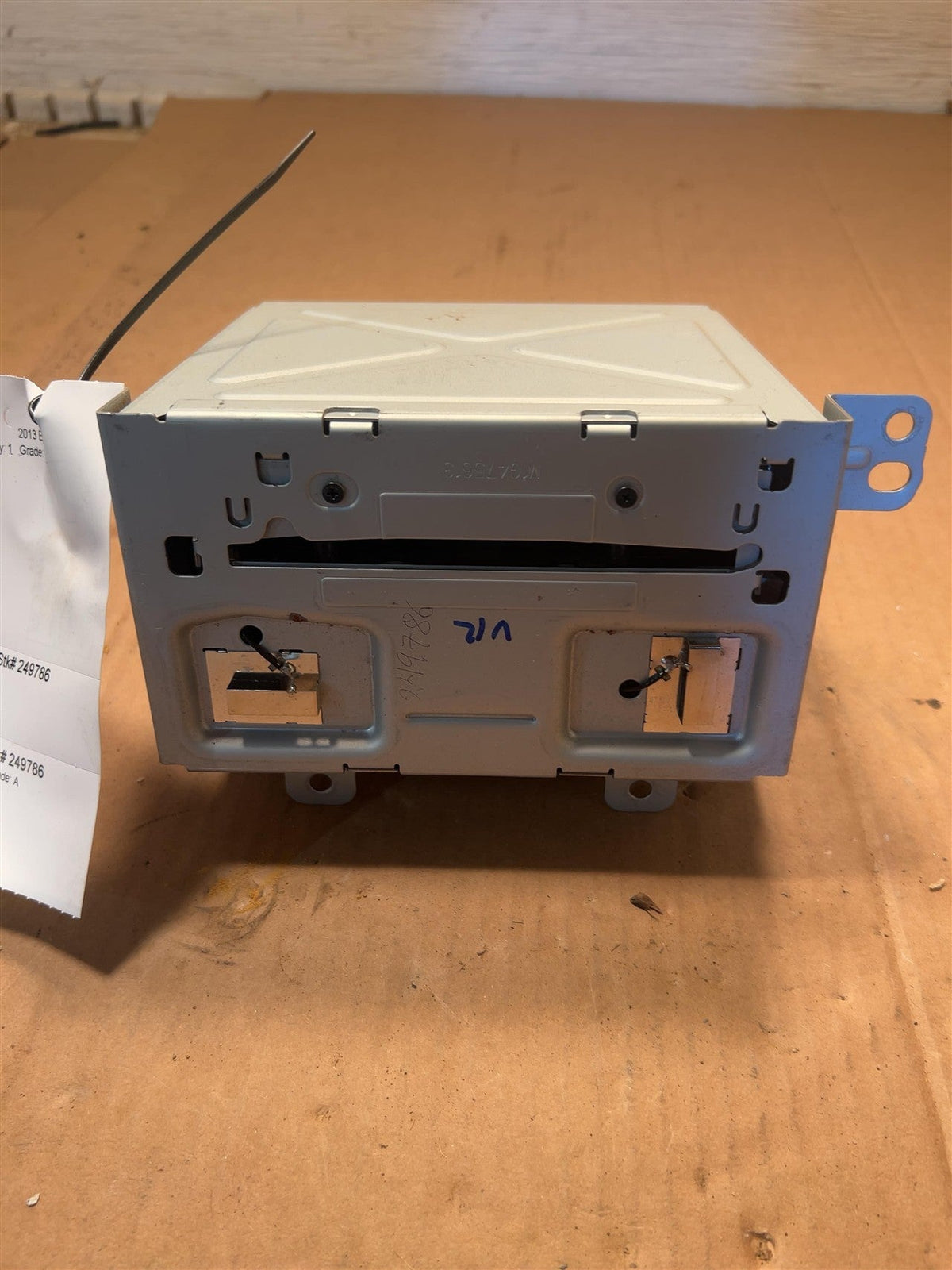 Radio Receiver from a 2013 Chevrolet Equinox, photo 1