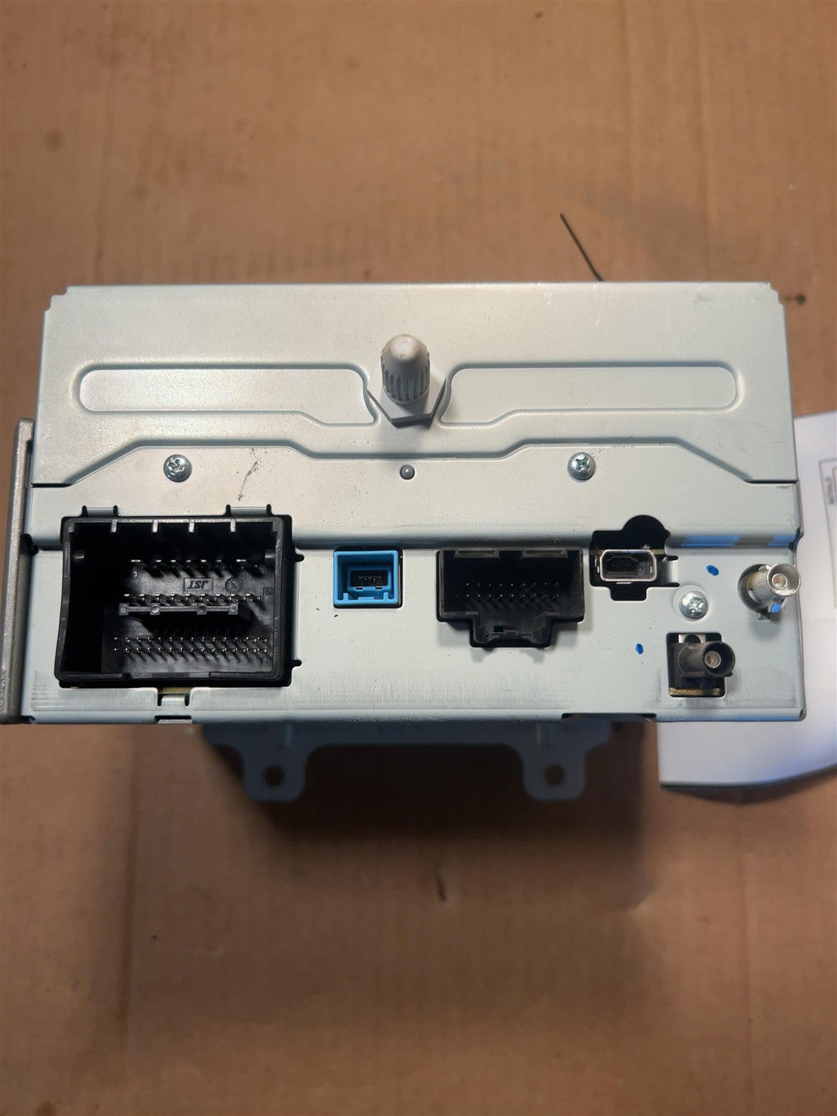 Radio Receiver from a 2013 Chevrolet Equinox, photo 3