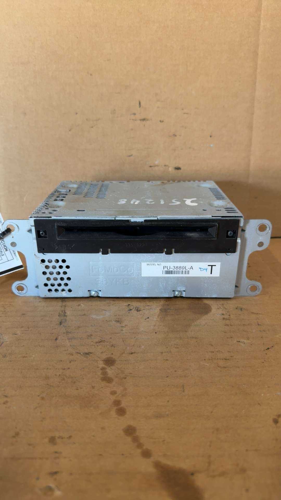 Radio Receiver from a 2014 Ford Explorer, photo 2