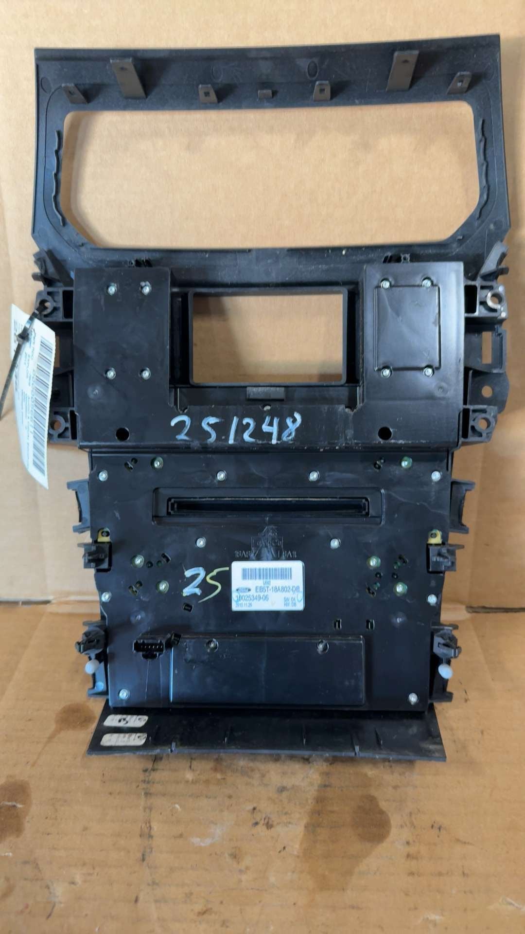 Radio Control Panel from a 2014 Ford Explorer, photo 6