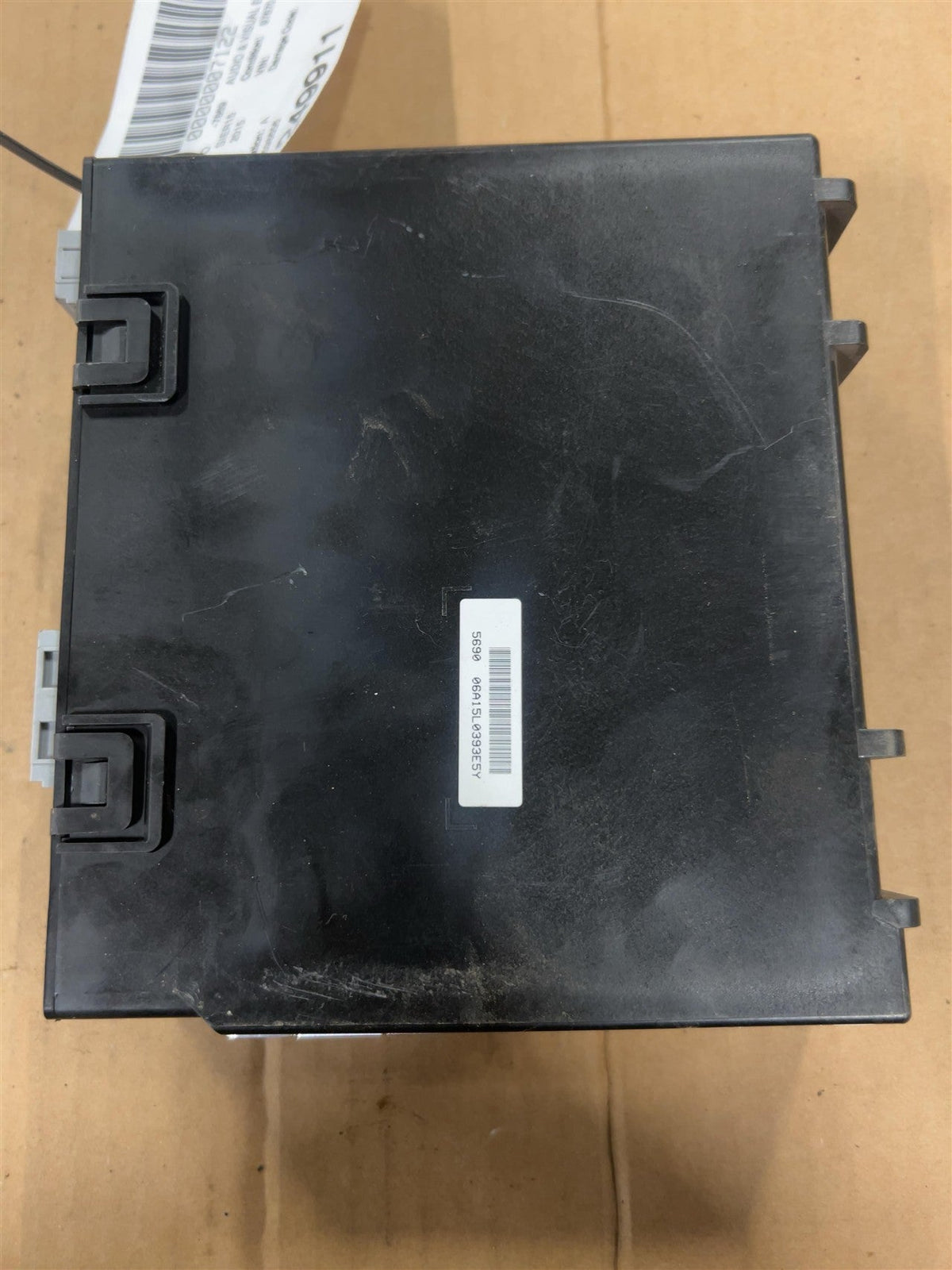 Radio Receiver from a 2015 GMC Sierra 1500, photo 1