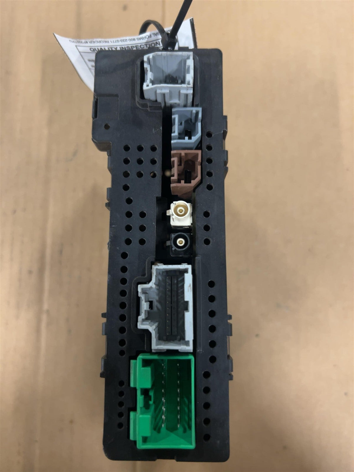 Radio Receiver from a 2015 GMC Sierra 1500, photo 2