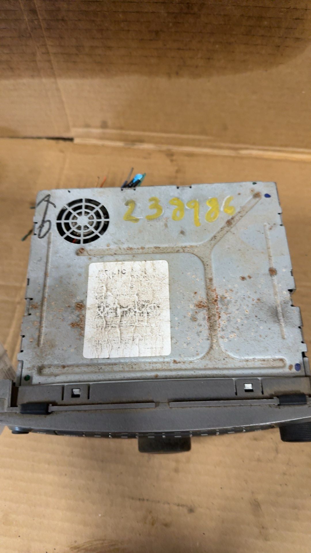 Radio Receiver from a 2008 Chevrolet Malibu, photo 3